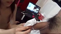 Молоденькая японка в шортах показывает навыки отсоса на улице